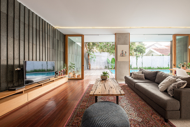 desain rumah tropis modern yang hangat untuk keluarga